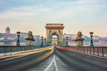 historische kettenbrücke bei sonnenaufgang, budapest