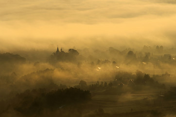 Brzyska --kościół w oparach mgieł
