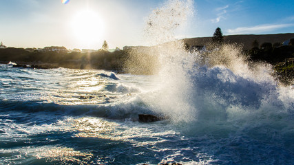 Meeresbrandung im Sonnenuntergang
