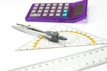 Ein Zirkel, Geodreieck und ein Lineal