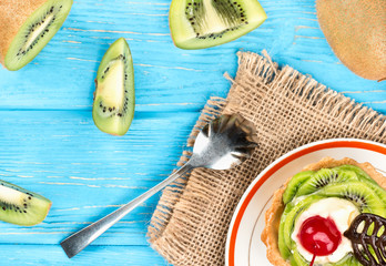 Tart with kiwi