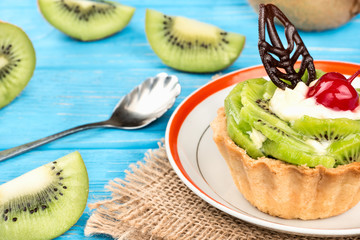 Tart with kiwi