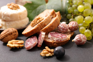 Obraz na płótnie Canvas close up on salami with walnut