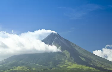 Deurstickers mount mayon active volcano philippines © simon gurney