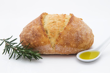 pane bianco croccante e olio d'oliva  su fondale bianco 