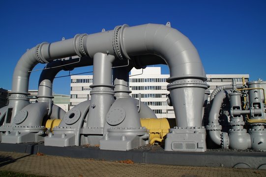Industriedendenkmal Turboschelle vor einem Bürogebäude im Industriegebiet am Hafen von Mülheim an der Ruhr