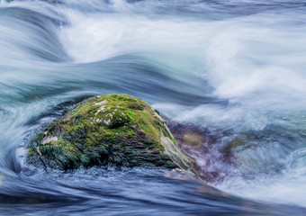 Bach mit fliessendem, klarem Wasser