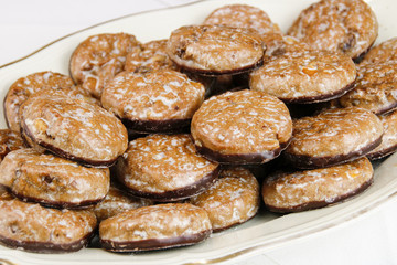 Früchtelebkuchen auf einem Teller