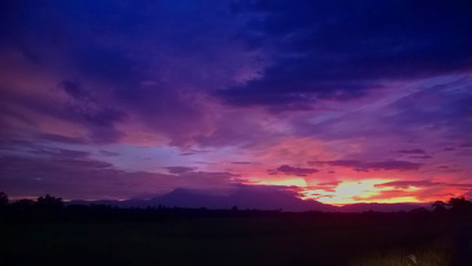 Obraz premium Niebo i pochmurno o zmierzchu w letni dzień