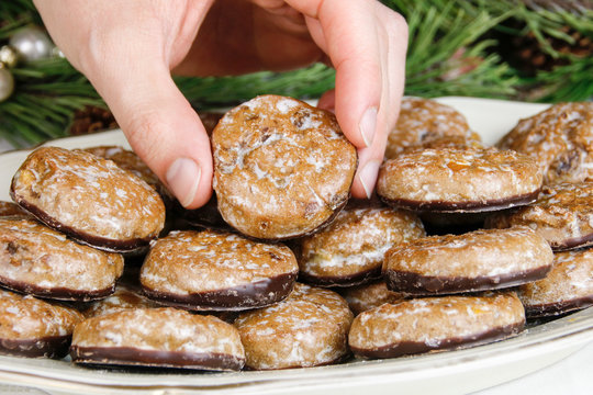 Fr&uuml;chtelebkuchen auf einem Teller