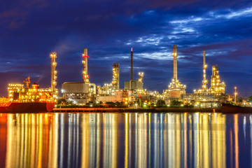 Obraz na płótnie Canvas Oil refinery along the river at Dusk (Bangkok, Thailand)