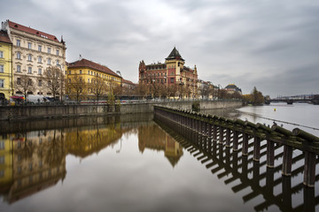 Fototapeta na wymiar die Moldau am Smetana Platz in Prag