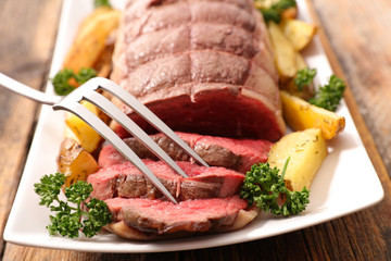  baked roast beef with vegetables
