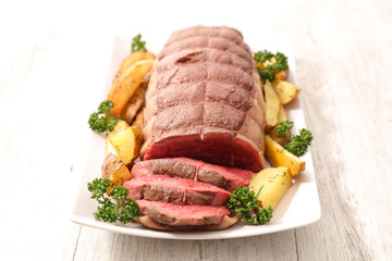  baked roast beef with vegetables