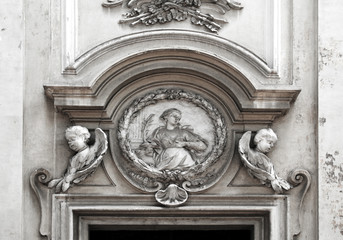 Scultura facciata di una chiesa antica