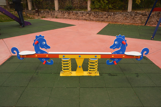 columpio en un parque infantil