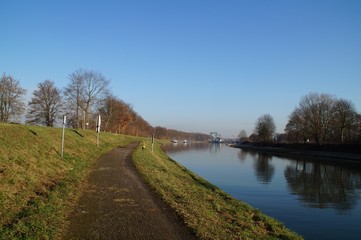Fototapeta na wymiar Wanderweg am Wesel-Datteln-Kanal