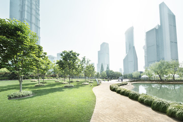 Fototapeta premium park w centrum finansowym Lujiazui w Szanghaju w Chinach