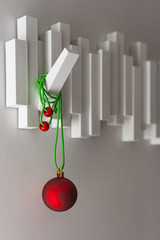 Palle di Natale rosse su un attaccapanni bianco