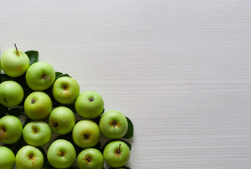 Fototapeta na wymiar photo of fresh green apple on a white wooden
