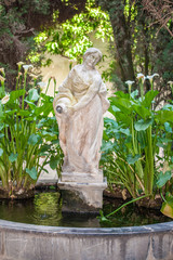 Estatua en un jardín