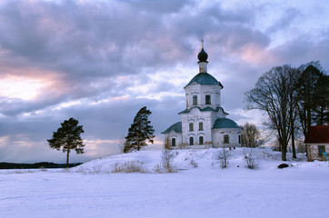 Fototapeta na wymiar The church stands on the shore of a frozen lake on a frosty winter vecher.Rossiya. Lake Seliger.