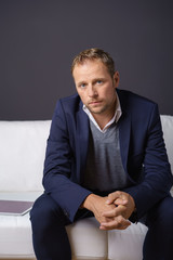 mann mit ernstem blick