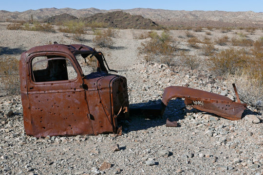 Teile eines alten verrosteten Autos in Landschaft in Kalifornien