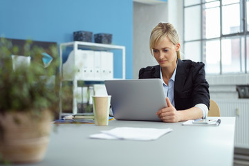 junge frau arbeitet am computer im büro