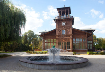 Fototapeta na wymiar Zabytkowa Pijalnia Wód Mineralnych w Parku Zdrojowym powstała w latach 1880 - 1881, Ciechocinek, Polska