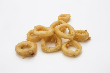 calamari a rondella fritti su fondale bianco