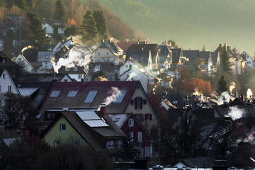Kleinstadt morgens im Herbst, Rauchende Kamine