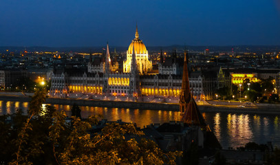 Fototapeta na wymiar Parlament in Budapest bei Nacht
