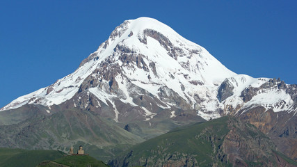 Gipfel des Kazbek mit Kloster Zminda Sameba, Kaukasus, Georgien