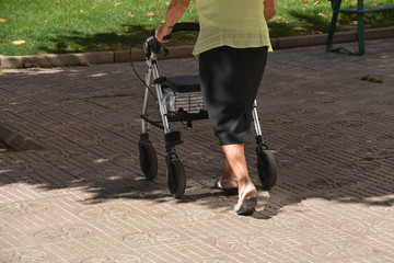 anciana caminando con la ayuda de un andador