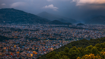 Pokhara, veduta al tramonto nella stagione dei monsoni