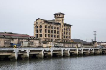 Obraz premium nervion river, at the entrance to Bilbao, crossing Erandio and Sestao villages in an industrial area