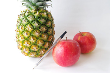 ペンとパイナップルとリンゴ