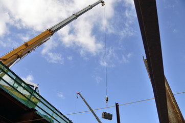 地下道工事現場から見上げる空
