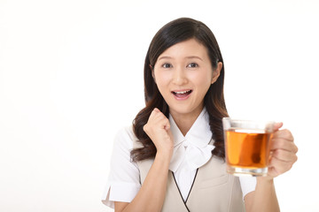 紅茶を飲み寛ぐ女性