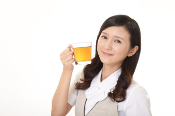 紅茶を飲み寛ぐ女性