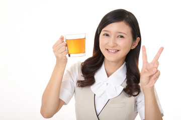 紅茶を飲む女性