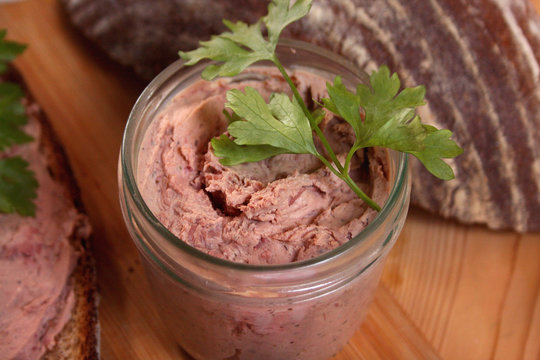 Hausgemachte Bauernleberwurst