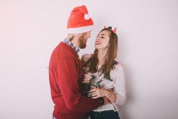 Obraz premium loving couple decorating Christmas tree