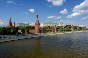 Obraz premium View of the Moscow Kremlin from the bridge in summer sunny day