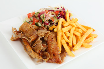 Döner mit Pommes und Salat