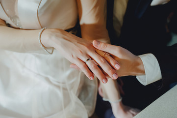 Obraz na płótnie Canvas Bride hand in groom on a romantic date