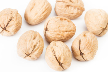 Nueces sobre fondo blanco aislado vista desde arriba