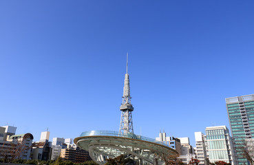 青空を背景に、名古屋の都市風景