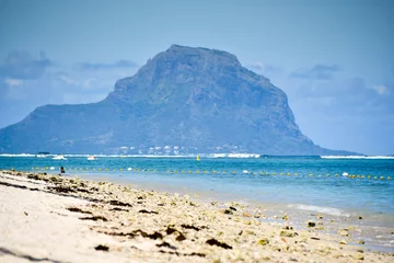 Poster Le Morne, Mauritius Flic en Flac strand met de berg Le Morne Brabant in de verte, Mauritius
